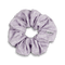 Blossom Scrunchie i lilla – Elegant scrunchie med blomsterdetaljer i en delikat lilla nuance.