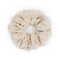 Daydream Scrunchie i Oat Milk – blød og elastisk scrunchie i en lys, neutral farve, perfekt til skånsomme frisurer.