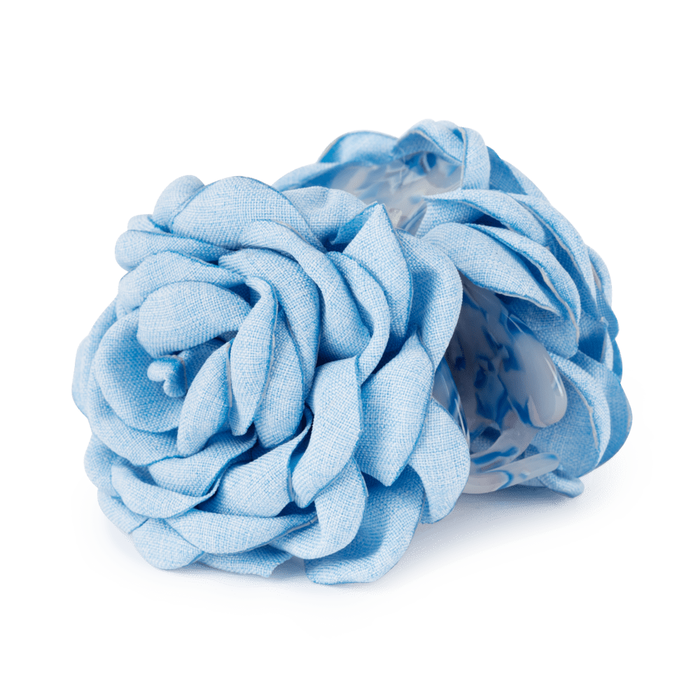 Rosa Hair Claw i lyseblå – stor hårklemme formet som en blomst, perfekt til at holde håret på plads med et feminint og stilrent touch.