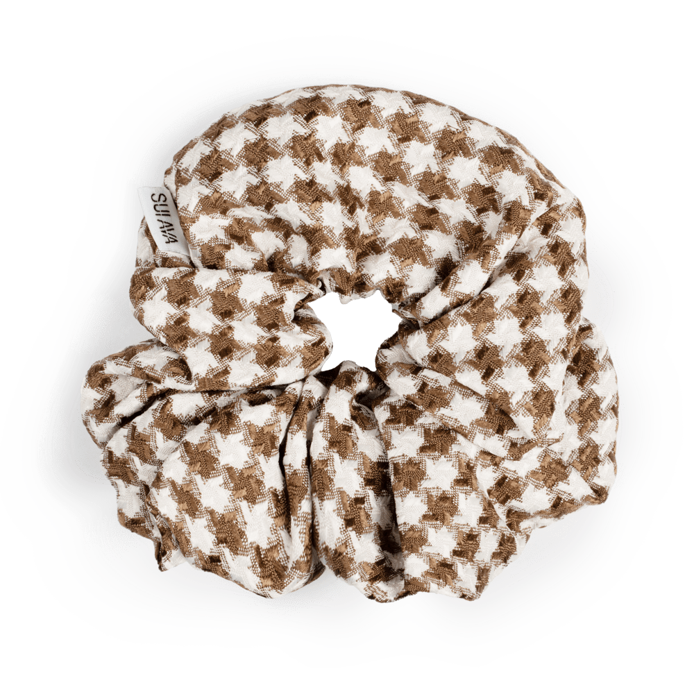 Brun og hvid scrunchie med stjernemønstret design fra SUI AVA