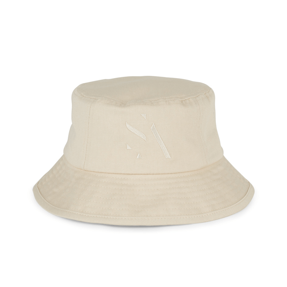 Maria Organic Bucket Hat – ivory bøllehat i økologisk bomuld med tone-i-tone logo.