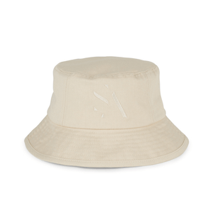 Maria Organic Bucket Hat – ivory bøllehat i økologisk bomuld med tone-i-tone logo.