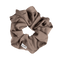 Stor taupe scrunchie fra SUI AVA – perfekt til en fyldig hestehale, en løs knold eller som en dekorativ accessory om håndleddet.
