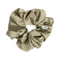 Støvet grøn scrunchie i satin – Moon Dust fra SUI AVA