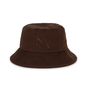 Maria Organic Bucket Hat – mørkebrun bøllehat i økologisk bomuld med broderet logo.