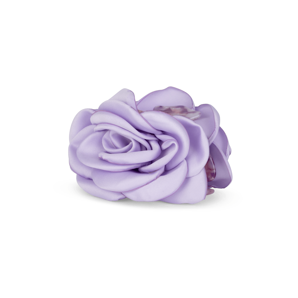 Lavendelfarvet hårklemme med rosedetalje fra SUI AVA – Smooth Rosa Hair Claw i satinlignende materiale.