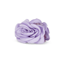 Lavendelfarvet hårklemme med rosedetalje fra SUI AVA – Smooth Rosa Hair Claw i satinlignende materiale.