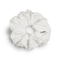 Daydream Scrunchie i hvid – blød og elastisk scrunchie, der skånsomt holder håret på plads. Perfekt til enhver frisure eller som en dekorativ accessory.