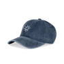 Everyday Cap i washed blue med hvid solbroderi – justerbar kasket i blød bomuld med vintage-look.