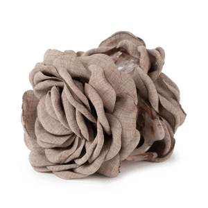 Rosa Hair Claw i Taupe – stor blomstret hårklemme fra SUI AVA, perfekt til elegante frisurer og et sikkert greb.