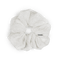 Blossom Scrunchie i hvid – Smuk scrunchie med blomsterdetaljer.