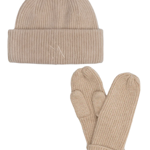 Signe Set Cream med ribstrikket hue og matchende vanter i varm, cremefarvet tone – 2-delt vintersæt fra SUI AVA.