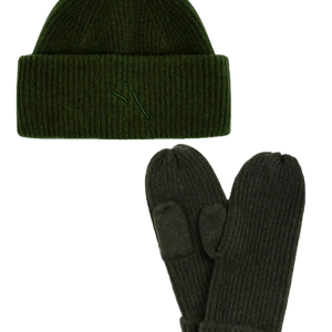 Ribstrikket hue og vanter i mørkegrøn fra SUI AVA – Signe Set Dark Green