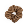Kelly Crystal Scrunchie i taupe – Skinnende scrunchie med krystaldetaljer.