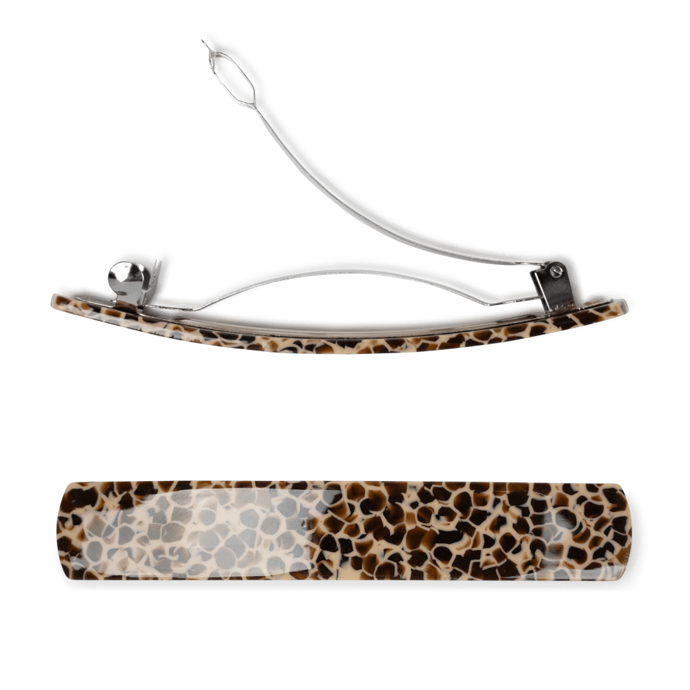 Matcha Addict Hair Clip – hårspænde med giraffemønster i brun og cremefarvet acetat