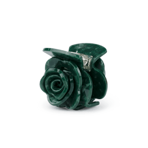Rosie Mini hårklemme i mørkegrøn – lille hårklemme formet som en rose, ideel til fint hår eller små sektioner. Elegant og dekorativt design.