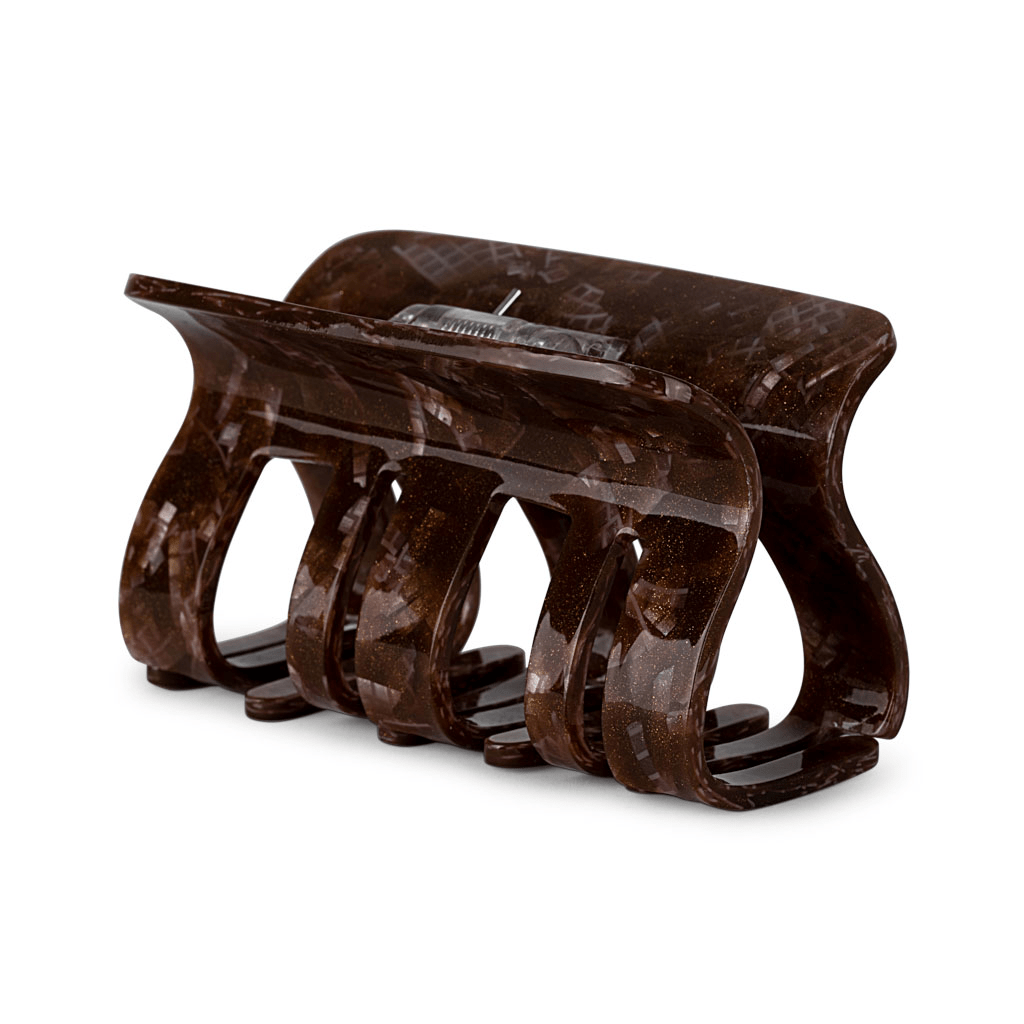 Fie Peaceful Big hårklemme i mocha – stor hårklemme med klassisk design, perfekt til langt eller kraftigt hår.