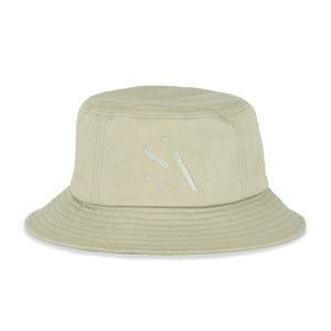 Maria Organic Bucket Hat – lys sand bøllehat i økologisk bomuld med diskret broderet logo.