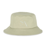 Maria Organic Bucket Hat – lys sand bøllehat i økologisk bomuld med diskret broderet logo.