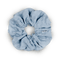 Daydream Scrunchie i lyseblå – blød og elastisk scrunchie i en let og elegant nuance, perfekt til skånsomme frisurer.