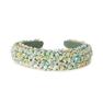 I Can Buy Myself Flowers Headband med små perlemorsblomster og glitrende sten i pastelgrønne nuancer