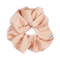 Stor lyserød scrunchie fra SUI AVA, der skaber volumen og et glamourøst look. Perfekt til en fyldig hestehale, en løs knold eller som en elegant detalje.