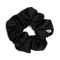 Sort Moon Dust Scrunchie fra SUI AVA – en stor og blød scrunchie, der giver volumen til frisuren eller fungerer som en stilfuld accessory om håndleddet.