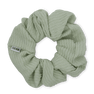 Ea Zig-Zag Scrunchie i lysegrøn – blød og elastisk scrunchie i en frisk og let nuance, perfekt til skånsomme frisurer.