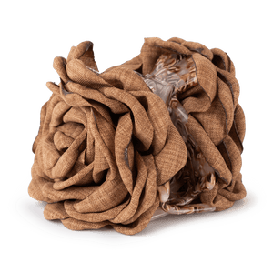 Rosa Hair Claw i lysebrun – stor hårklemme formet som en blomst, perfekt til at holde håret på plads med et feminint og stilrent touch.