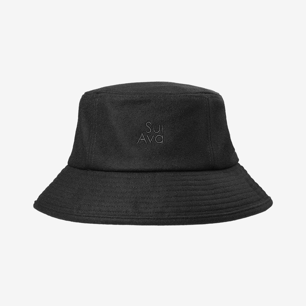 Sort Posh Buckethat i uld med tone-i-tone SUI AVA-logo