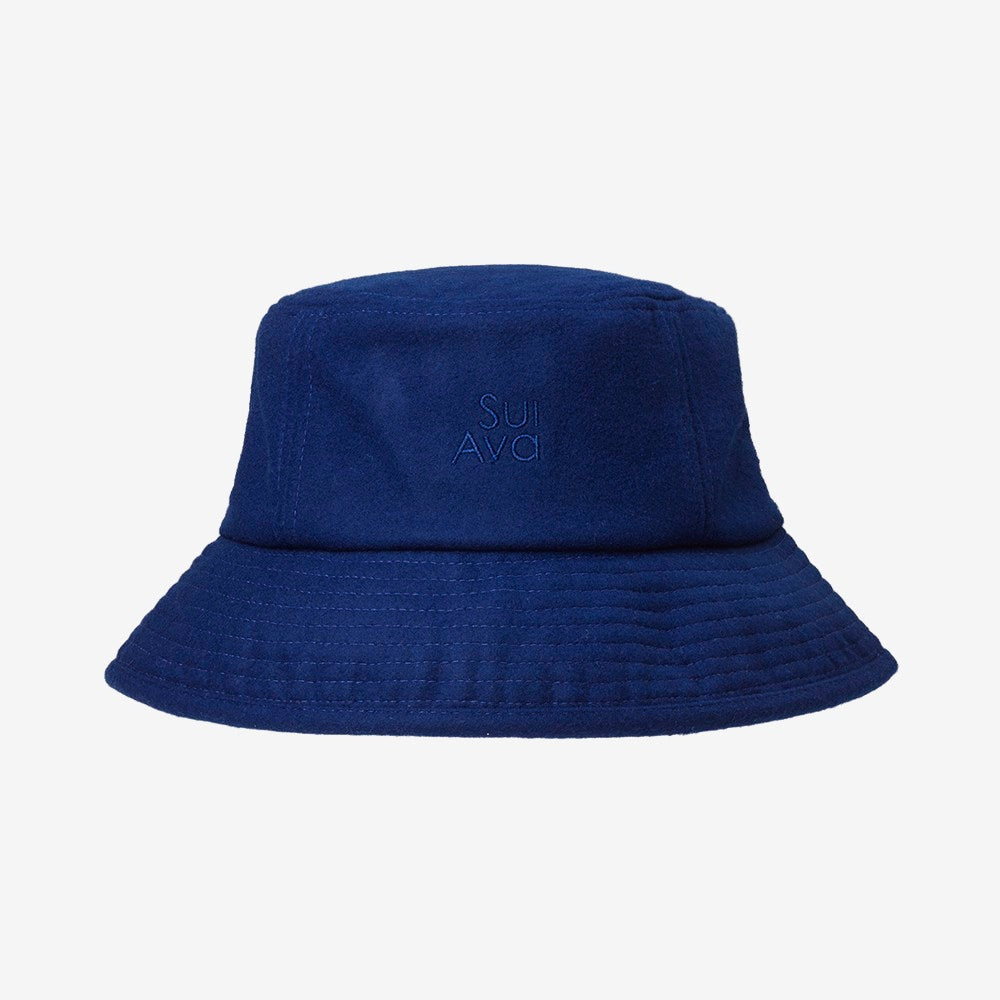 Posh Buckethat – navyblå bøllehat med tone-i-tone broderet SUI AVA-logo